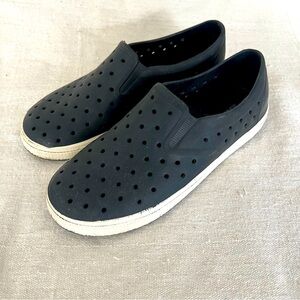 Old Navy Boys Size 4 Rubber Slip On Shoes